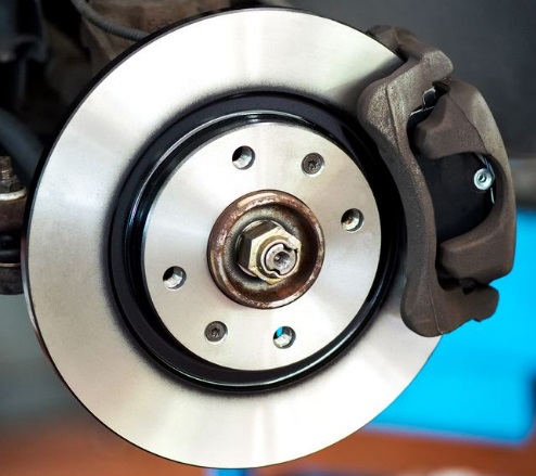 剎車(chē)盤(pán)多久更換一次？修車(chē)師傅：早換晚?yè)Q都是錯(cuò)，時(shí)機(jī)很！重！要！